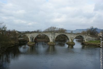 Le très beau pont piéton de Stirling... avec Théo au milieu :)